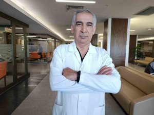 OP. DR. ATLI: "EBOLA, İÇ VE DIŞ ORGANLARDA KANAMALARLA SEYREDEN BİR HASTALIK"