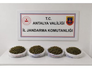 EVDE YAPILAN ARAMADA 1 KİLO 979 GRAM KUBAR ESRAR ELE GEÇİRİLDİ