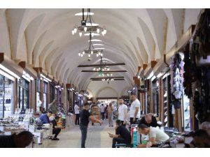 KAHRAMANMARAŞ’IN TARİHİ ÇARŞISI SICAK HAVADA DOĞAL SERİNLİK SUNUYOR