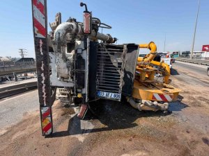 BETON POMPASI KAMYONU BARİYERLERE ÇARPIP YAN YATTI