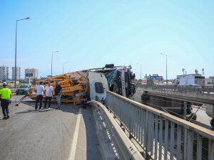 ÜST GEÇİTTE ASILI KALDI