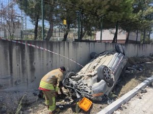 ANTAKYA’DA TAKLA ATAN ARACIN SÜRÜCÜSÜ YARALANDI