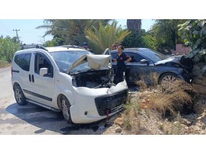 OTOMOBİL İLE HAFİF TİCARİ ARAÇ KAFA KAFAYA ÇARPIŞTI: 1 YARALI