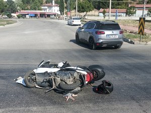 OTOMOBİLLE ÇARPIŞAN MOTOSİKLETTEKİ 2 KİŞİ YARALANDI