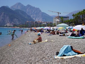 ANTALYA'DA HİSSEDİLEN SICAKLIK 44 DERECEYİ BULDU