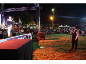 "GELENEKSEL KOZAN BELEDİYESİ YAZ KONSERLERİ" BAŞLADI: KONSERİN EN BÜYÜK ALKIŞI ÖZEL BİREYE