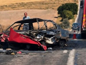 ÇARPIŞAN OTOMOBİLLERDEN BİRİ ALEV ALDI; 1 ÖLÜ, 2 YARALI