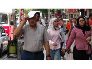 SICAK VE NEM HAYATI OLUMSUZ ETKİLİYOR: UZMANLAR BOL SU TÜKETİLMESİNİ ÖNERİYOR