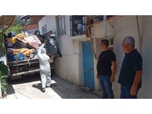 BURDUR’DA KÖTÜ KOKUNUN KAYNAĞI ÇÖP EV ÇIKTI: 3 KAMYON ATIK ÇIKARILDI
