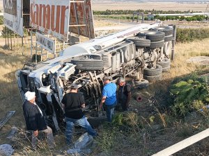 ŞARAMPOLE DEVRİLEN TANKERİN ŞOFÖRÜ YARALANDI