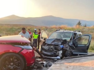 İKİ ARAÇ KAFA KAFAYA ÇARPIŞTI:2 ÖLÜ, 4 YARALI