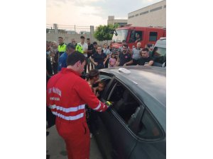 ARAÇTA KİLİTLİ KALAN ÇOCUK CAMIN KIRILMASIYLA KURTARILDI