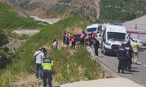 KAMYONET UÇURUMA YUVARLANDI; AYNI AİLEDEN 5 KİŞİ ÖLDÜ, 2 YARALI