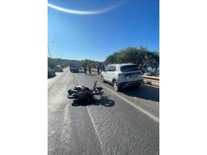 ALANYA’DA PARK HALİNDEKİ OTOMOBİLE ÇARPAN MOTOSİKLETTEKİ 2 KİŞİ YARALANDI
