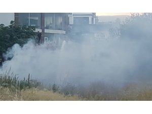 BOŞ ARAZİDE ÇIKAN YANGIN BAHÇEYE SIÇRAMADAN SÖNDÜRÜLDÜ