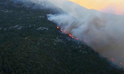 KAŞ’TAKİ ORMAN YANGININA MÜDAHALE SÜRÜYOR