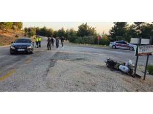 MOTOSİKLET OTOMOBİLE ÇARPTI: 2 YARALI