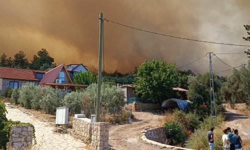 EVLER ALEV VE DUMAN ORTASINDA KALDI