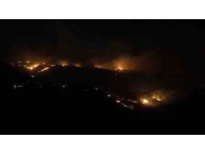 ALANYA’DAKİ ORMAN YANGININA GECE SAATLERİNDE MÜDAHALE SÜRÜYOR