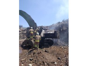 İSKENDERUN’DA İŞ MAKİNESİ YANGINI YAŞANDI