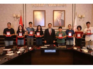 DEPREMİN İZLERİNİN SİLİNDİĞİ HATAY’DA 8 ÖĞRENCİ LGS’DE BİRİNCİ OLDU, 25 ÖĞRENCİ YKS’DE İLK BİNDE YER ALDI