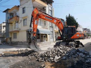 TARSUS’TA 17 SOKAK 10 BİN TON SICAK ASFALTLA YENİLENDİ