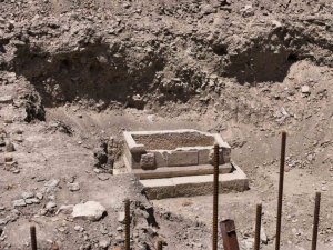 MERSİN’DE SAĞLIK OCAĞI İNŞAATI ÇEVRE DÜZENLEMESİNDE LAHİT ÇIKTI