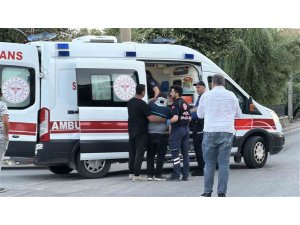 BURDUR’DA HAFİF TİCARİ ARAÇ İLE MOTOSİKLET ÇARPIŞTI: 1’İ AĞIR 2 YARALI
