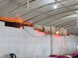 DÜĞÜNDE ÇIKAN YANGINA ALDIRIŞ ETMEDEN HALAYA DEVAM ETTİLER