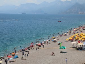 ANTALYA'DA HİSSEDİLEN SICAKLIK 40 DERECEYİ GÖRDÜ