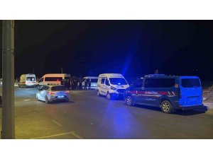 DÜĞÜN KONVOYUNDA YAŞANAN TARTIŞMA MEYDAN SAVAŞINA DÖNDÜ: 4 YARALI