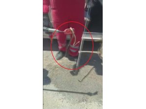 ARACINA BİNERKEN FARK ETTİĞİ YILANI İTFAİYE EKİPLERİ YAKALADI