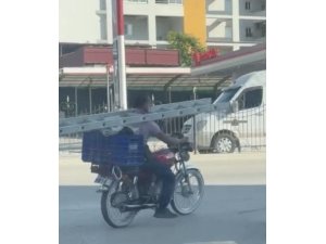 BOYNUNDA MERDİVENLE MOTOSİKLET KULLANDI
