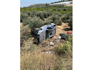 TARSUS’TA PİKAP ŞARAMPOLE YUVARLANDI: BABA VE OĞLU YARALANDI