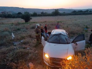İSKENDERUN’DA OTOMOBİL TARLAYA UÇTU