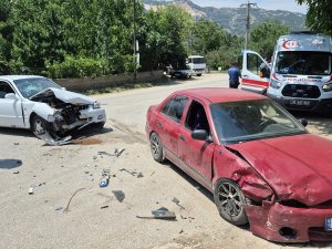 OTOMOBİLLER KAFA KAFAYA ÇARPIŞTI: 4 YARALI