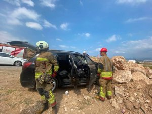 İSKENDERUN’DA KAYALIKLARA ÇARPAN OTOMOBİLİN SÜRÜCÜSÜ YARALANDI