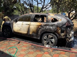 ORMAN EKİPLERİ, YANAN OTOMOBİLİ GÖRÜP SÖNDÜRDÜ