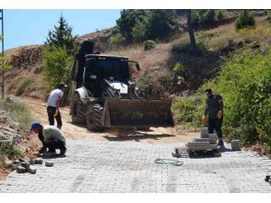 TARSUS’TA KIRSAL MAHALLELERİN YOLLARI PARKEYLE YENİLENİYOR
