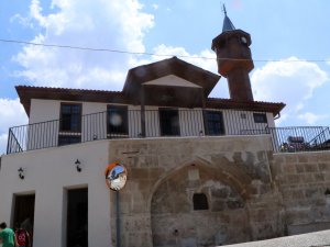 RESTORASYONU TAMAMLANAN CAMİ İBADETE AÇILDI