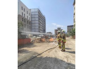 DEFNE’DE DOĞALGAZ BORUSUNDA YAŞANAN SIZINTIDAN ALEVLER YÜKSELDİ