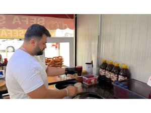 ÇUKUROVA SICAĞINDA ŞALGAM VE SİMİT VATANDAŞLARIN VAZGEÇİLMEZİ OLDU