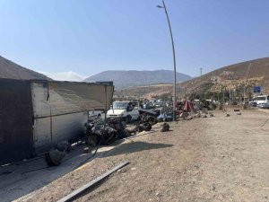 FRENİ BOŞALAN TIR ORTALIĞI SAVAŞ ALANINA ÇEVİRDİ
