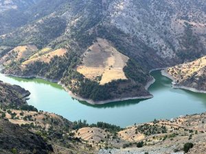 SARIGÜZEL BARAJI VE ÇEVRESİNDEKİ DAĞLAR MANZARASIYLA HAYRAN BIRAKIYOR