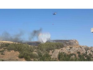 HATAY’DA ORMAN YANGININA HAVADAN VE KARADAN MÜDAHALE SÜRÜYOR