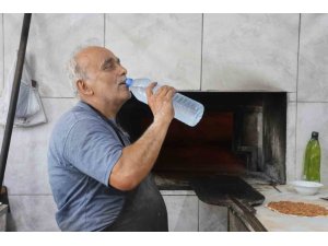 KAVURUCU SICAKTA OCAK BAŞINDA ZORLU MESAİYİ SÜRDÜREN FIRINCILAR GÜNDE 5 LİTREYİ BULAN SU TÜKETİYORLAR