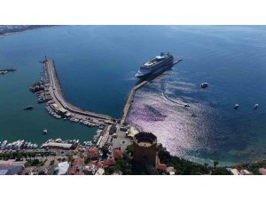 LÜKS KRUVAZİYER BİN 807 TURİST İLE ALANYA İSKELESİNE DEMİR ATTI