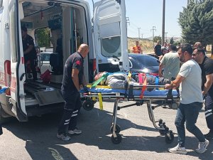 OTOMOBİLLE ÇARPIŞAN MOTOSİKLET SÜRÜCÜSÜ YARALANDI