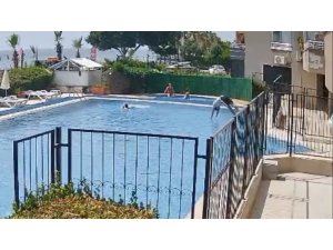 BOĞULMAK ÜZERE OLAN ÇOCUĞU HAVUZ GÖREVLİSİ KURTARDI