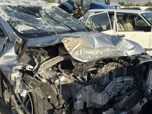 OTOMOBİLLER KAFA KAFAYA ÇARPIŞTI: 1 ÖLÜ, 7 YARALI